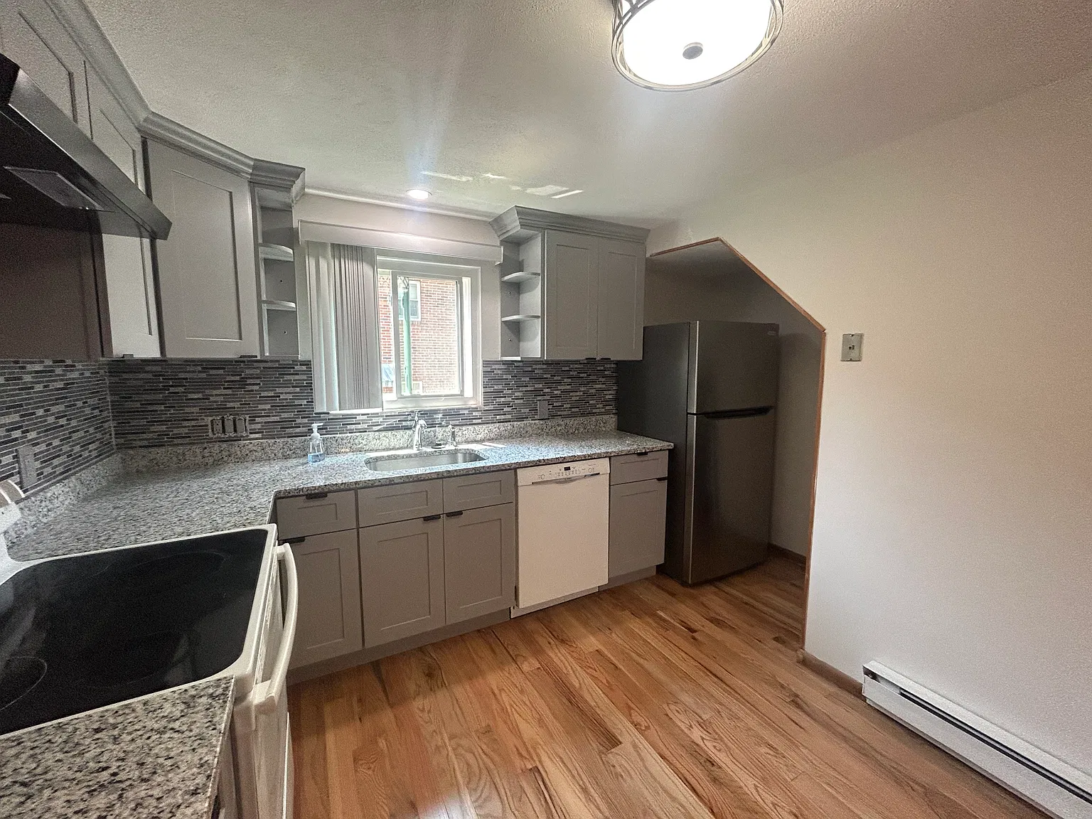 3 bed, 1.5 bath, 1450 sqft, $3,400 — Photo 2