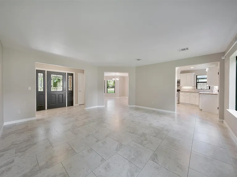 710 W Rollingwood — Photo 6