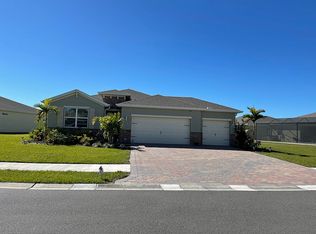 3060 Amadora Cir, Cape Coral, FL 33909