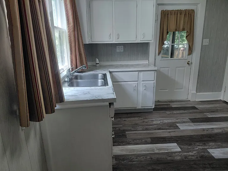 318 S 15th St — Photo 8