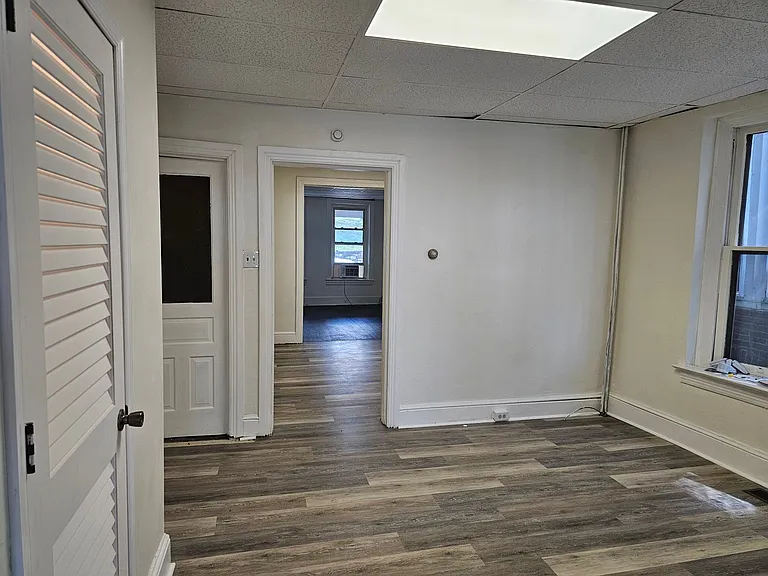 735 N George St — Photo 7