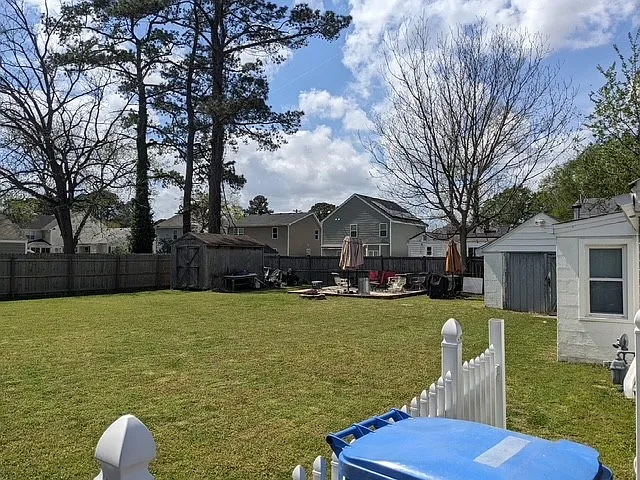 Building Photo - 1121 Hawthorne Dr