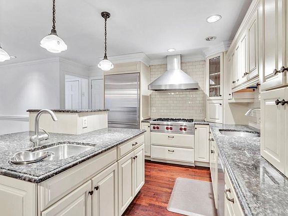 2nd image of 4901 Roselawn Cir