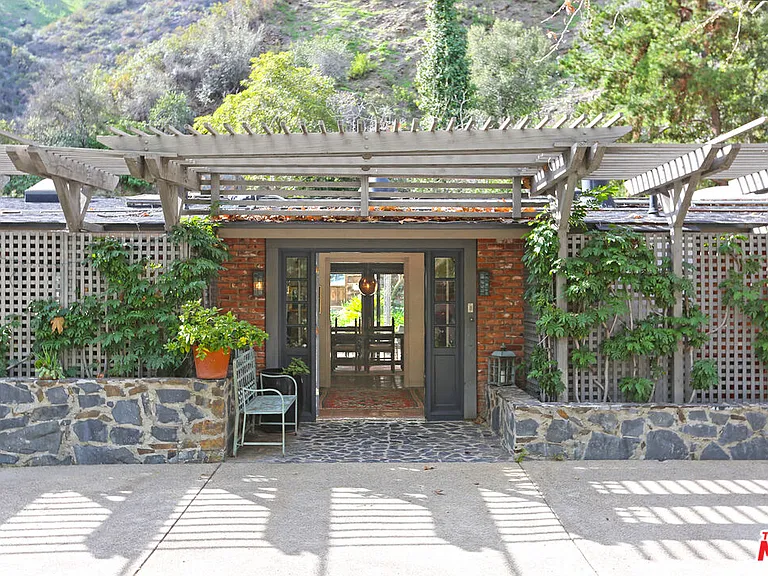 2673 Mandeville Canyon Rd — Photo 1