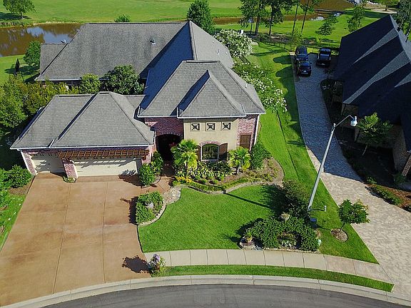 2nd image of 130 Woodlands Glen Cir