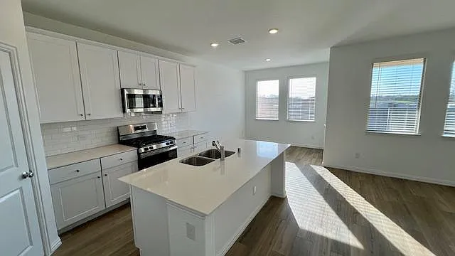 1124 Flameleaf Dr — Photo 4