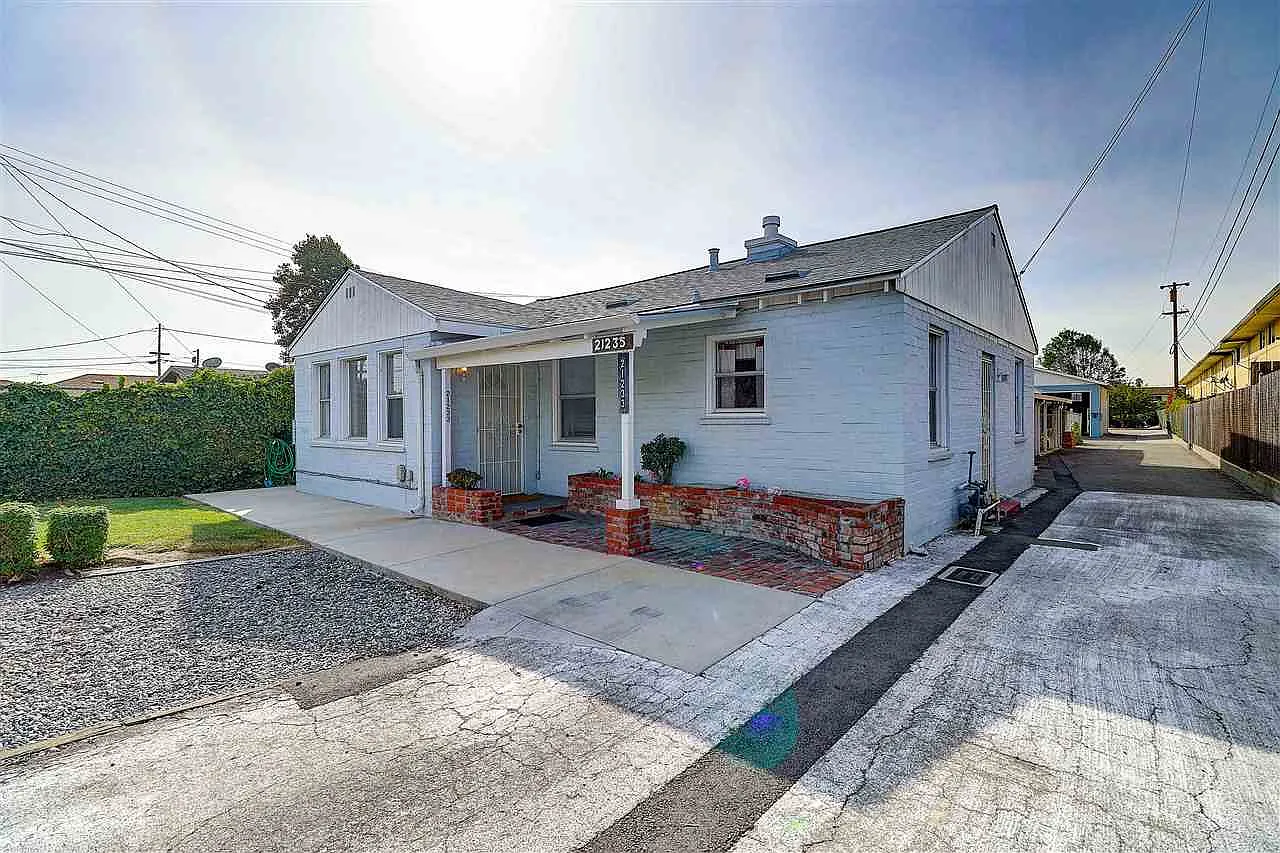 21233 Garden Ave photo 1