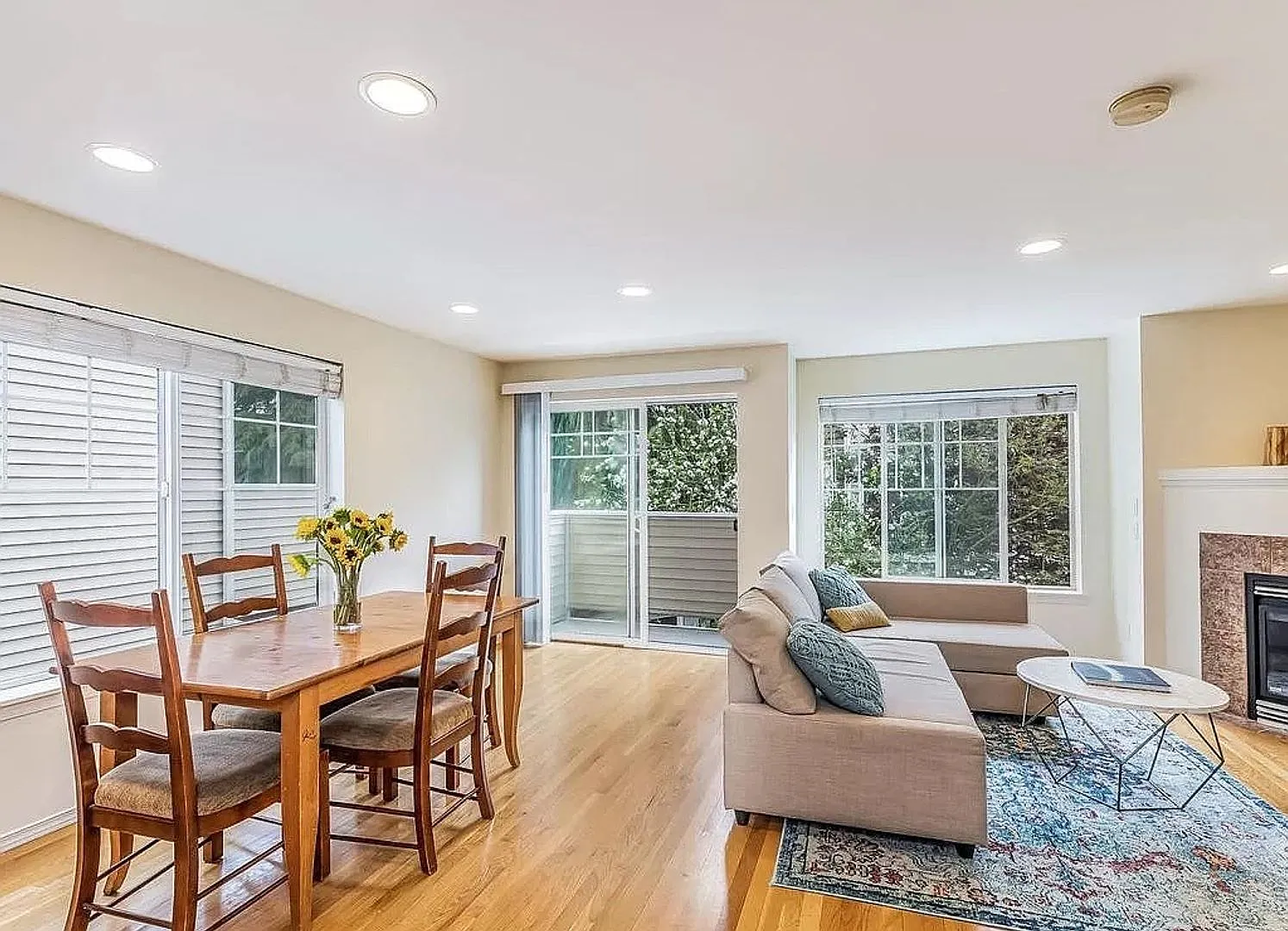 Nice 3 beds/ 2 baths Townhouse In Greenwood! — Photo 2