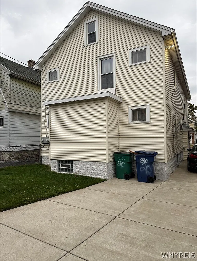 2 bed, 1.0 bath, 2416 sqft, $1,700 — Photo 4