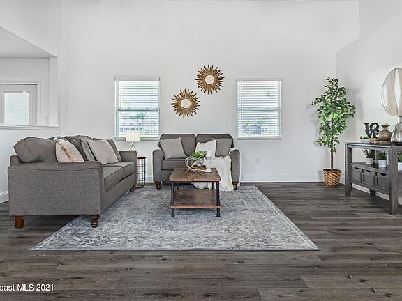 2nd image of 828 Plantation Dr
