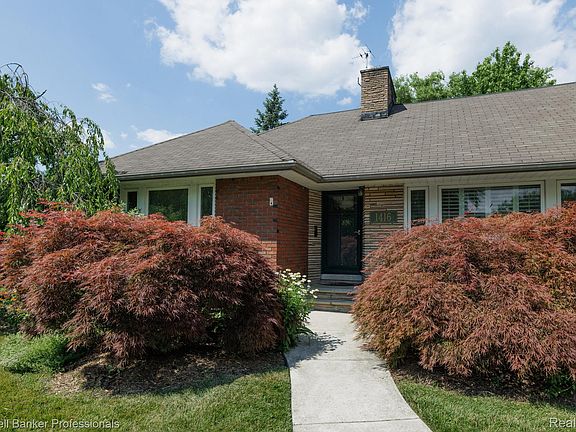 3rd image of 1416 N Renaud Rd