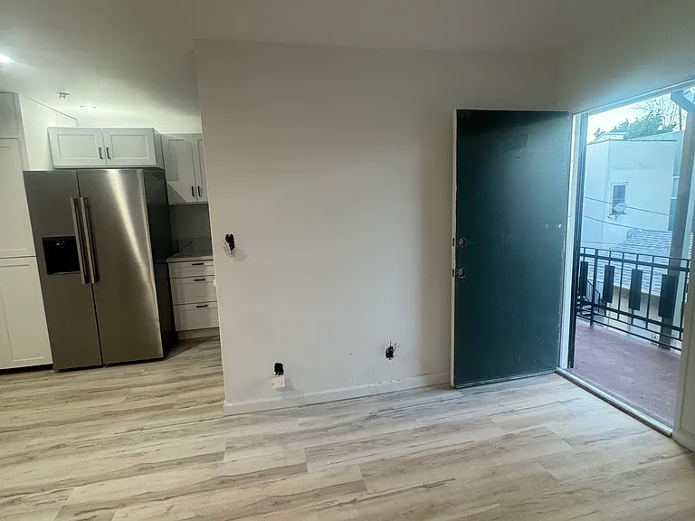 522-528 N Alexandria Ave — Photo 9