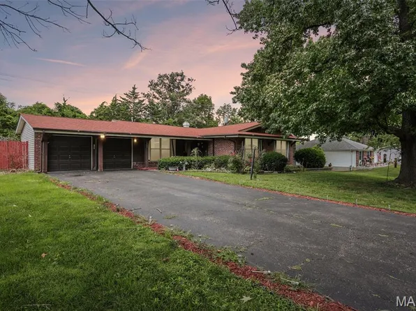 1203 Orchard Lakes Dr, Saint Louis, MO 63146