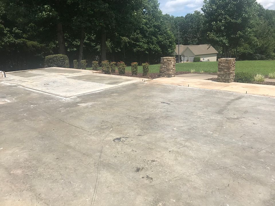 2nd image of 125 Crest Winds Dr