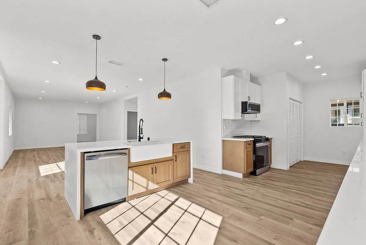 3 bed, 2.0 bath, 2000 sqft, $5,000 — Photo 1