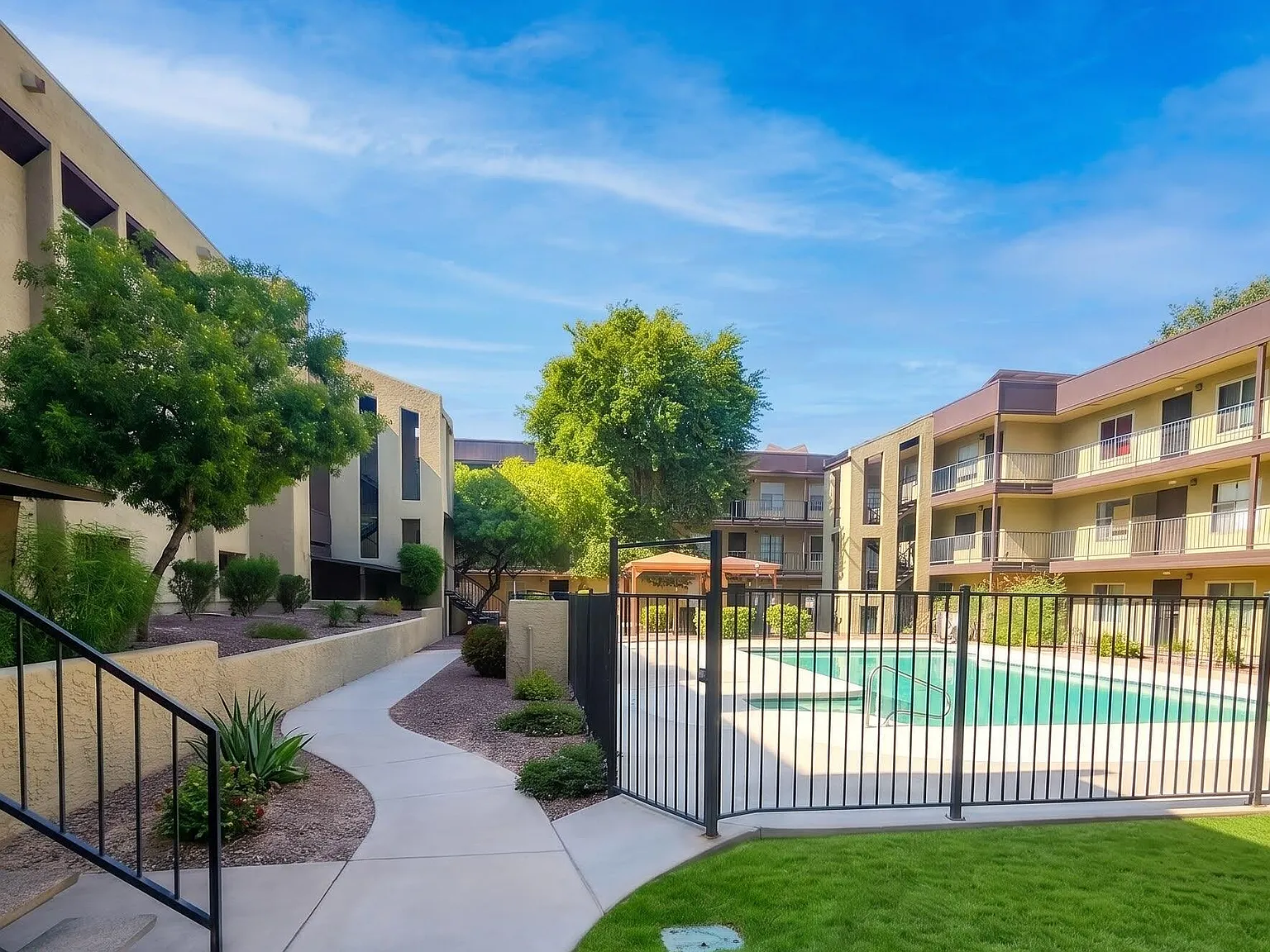 1 bed, 1.0 bath, 570 sqft, $1,350 — Photo 2