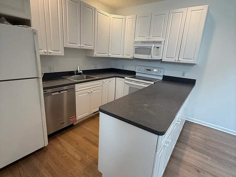 2435 Bedford St #21CC — Photo 8