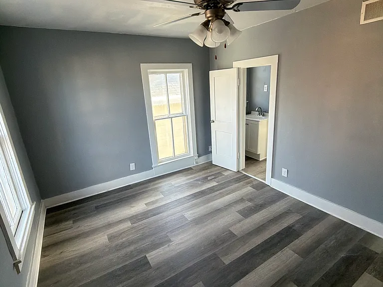 1517 Commercial St — Photo 7
