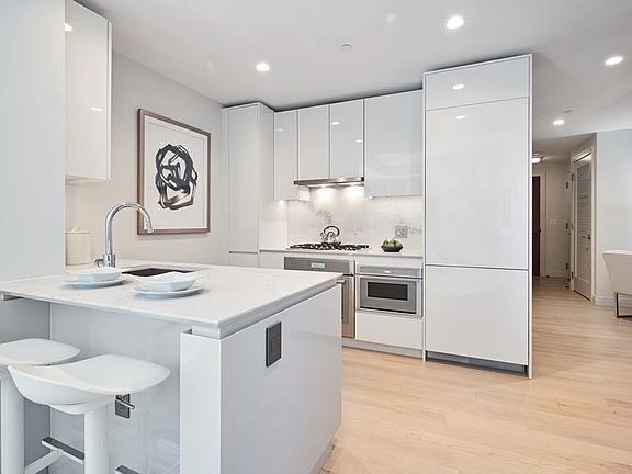 4th image of 135 Seaport Blvd #808