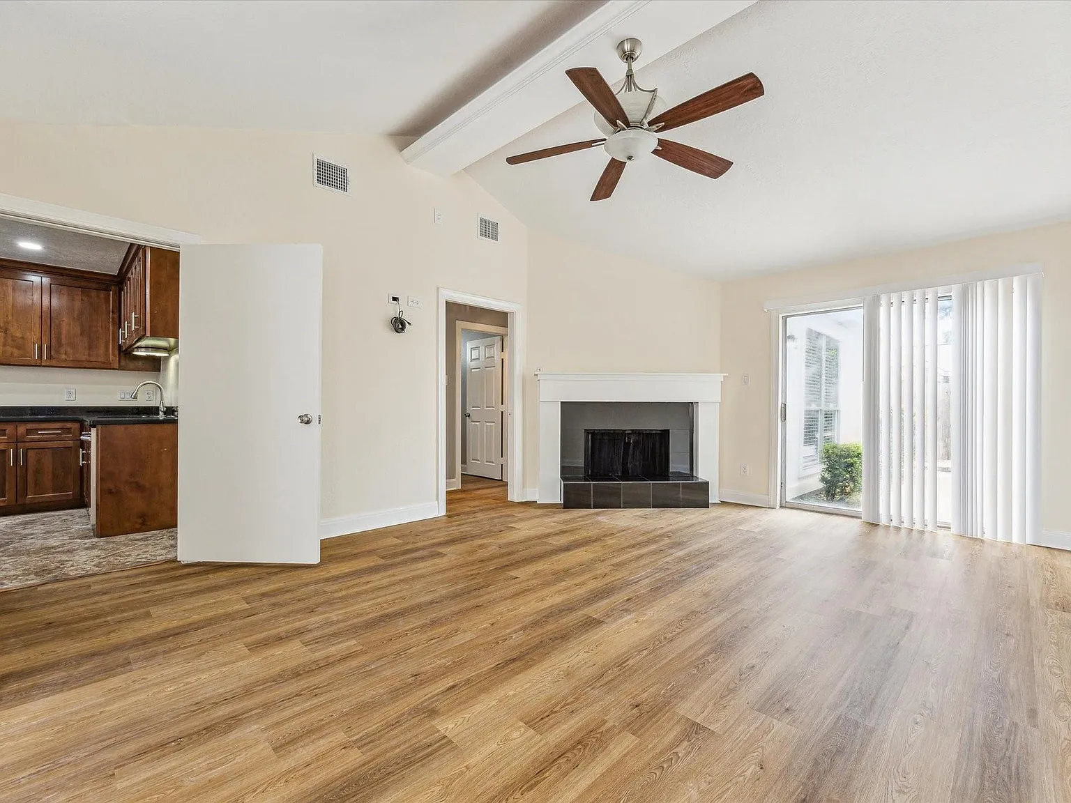 3 bed, 2.0 bath, 1472 sqft, $1,900 — Photo 4