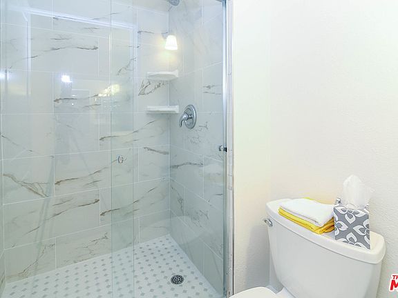 2nd image of 600 W 9th St APT 813
