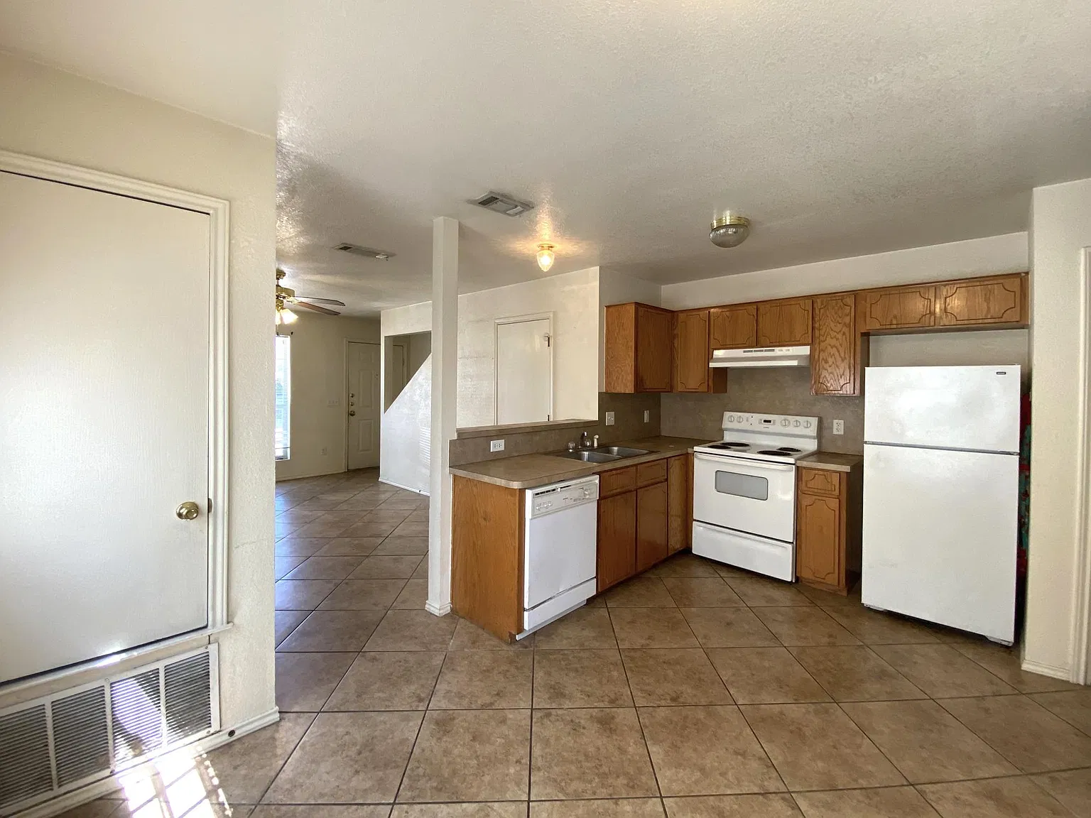 3 bed, 1150 sqft, $895 — Photo 4