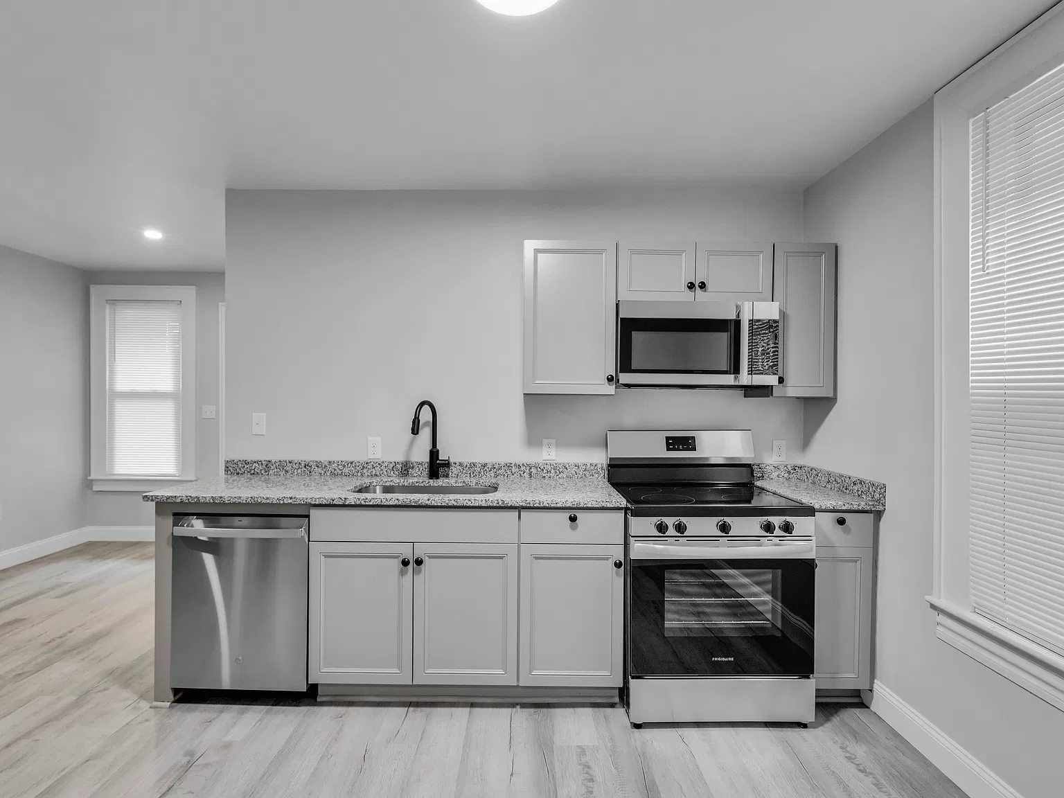 6 bed, 2500 sqft, $3,000 — Photo 2