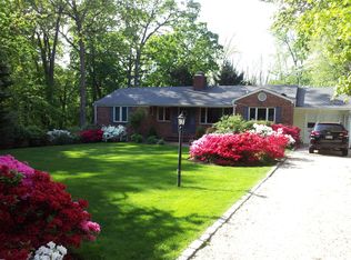 8 Woodleaf Ct, Cold Spring Harbor, NY 11724