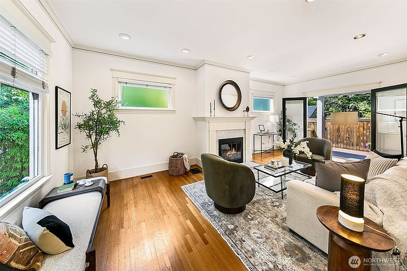 5th image of 939 13th Avenue E