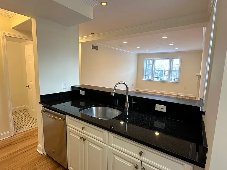 55 Langdon St #6D — Photo 5