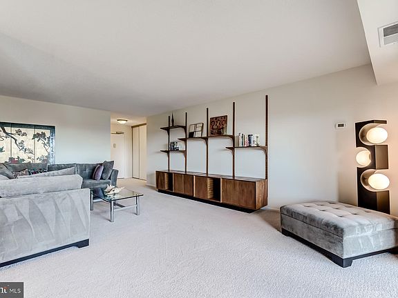 5th image of 203 Yoakum Pkwy APT 614