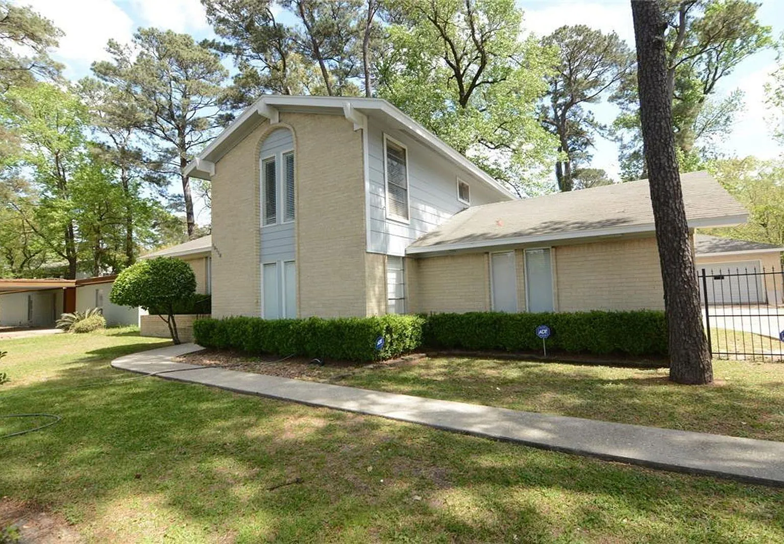 4 bed, 2.0 bath, 2634 sqft, $2,200 — Photo 1