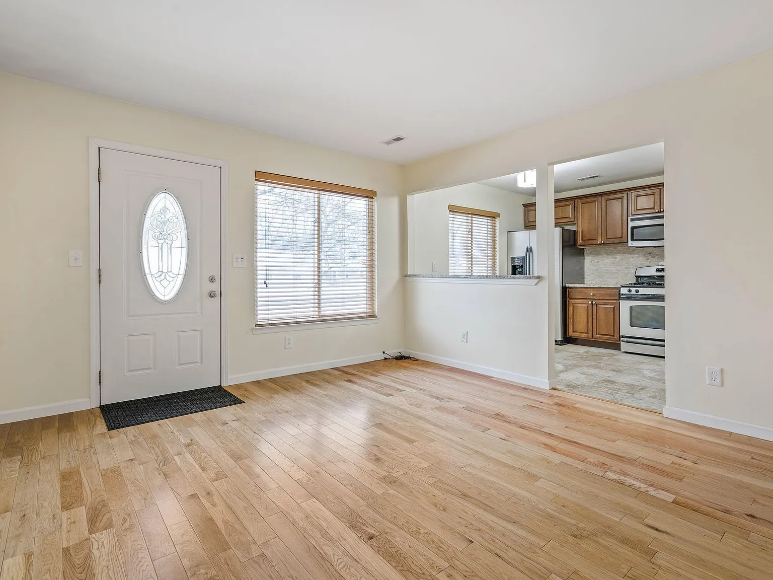 3 bed, 912 sqft, $2,000 — Photo 3
