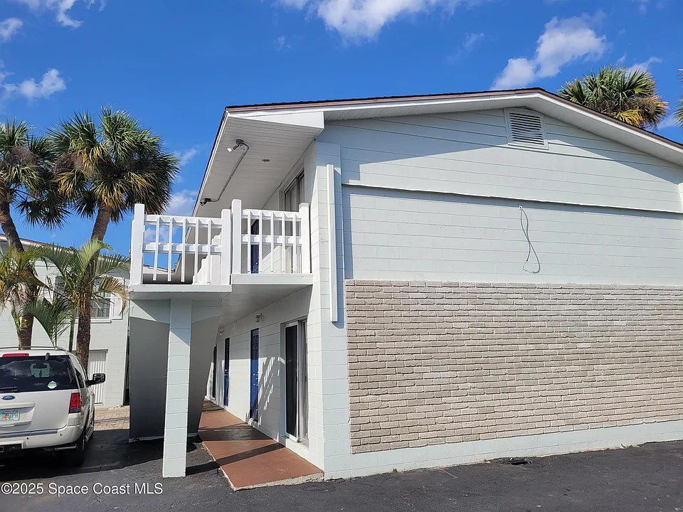 130 Bouganvillea Dr #8