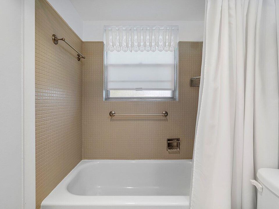 1st image of 202 Windsor I