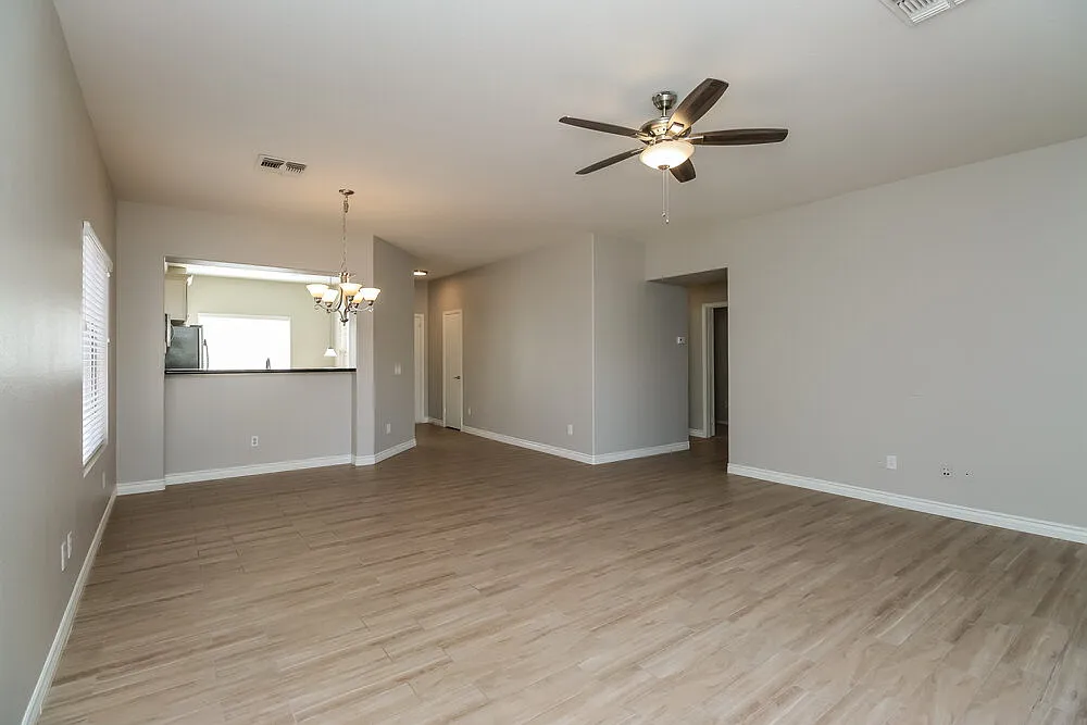 3 bed, 2.0 bath, 1544 sqft, $2,420 — Photo 2
