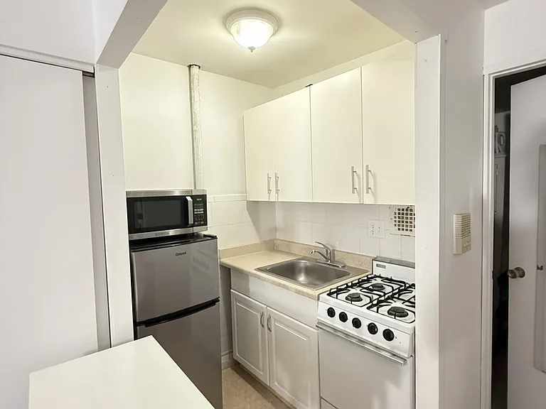 445 W 36th St #11 — Photo 3