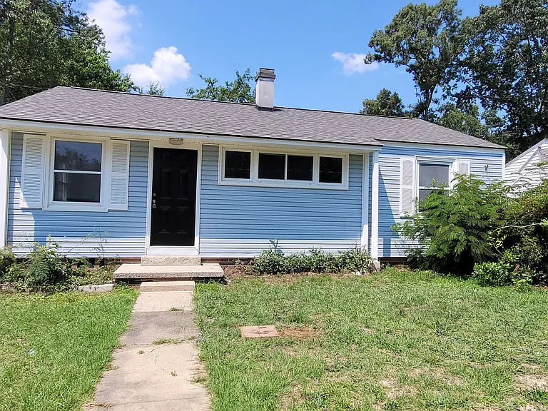729 Palm Dr — Photo 1