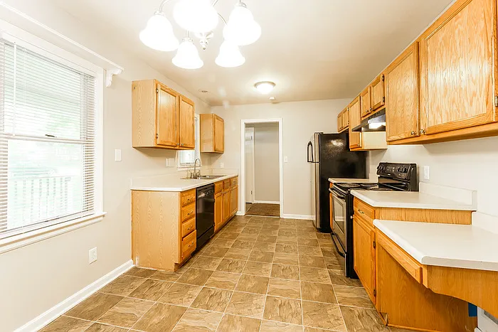 3 bed, 2.0 bath, 1328 sqft, $1,645 — Photo 3