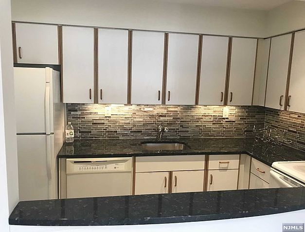 1st image of 24 Crest St APT 1A