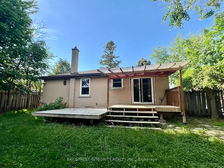 520 Lynett Cres — Photo 17