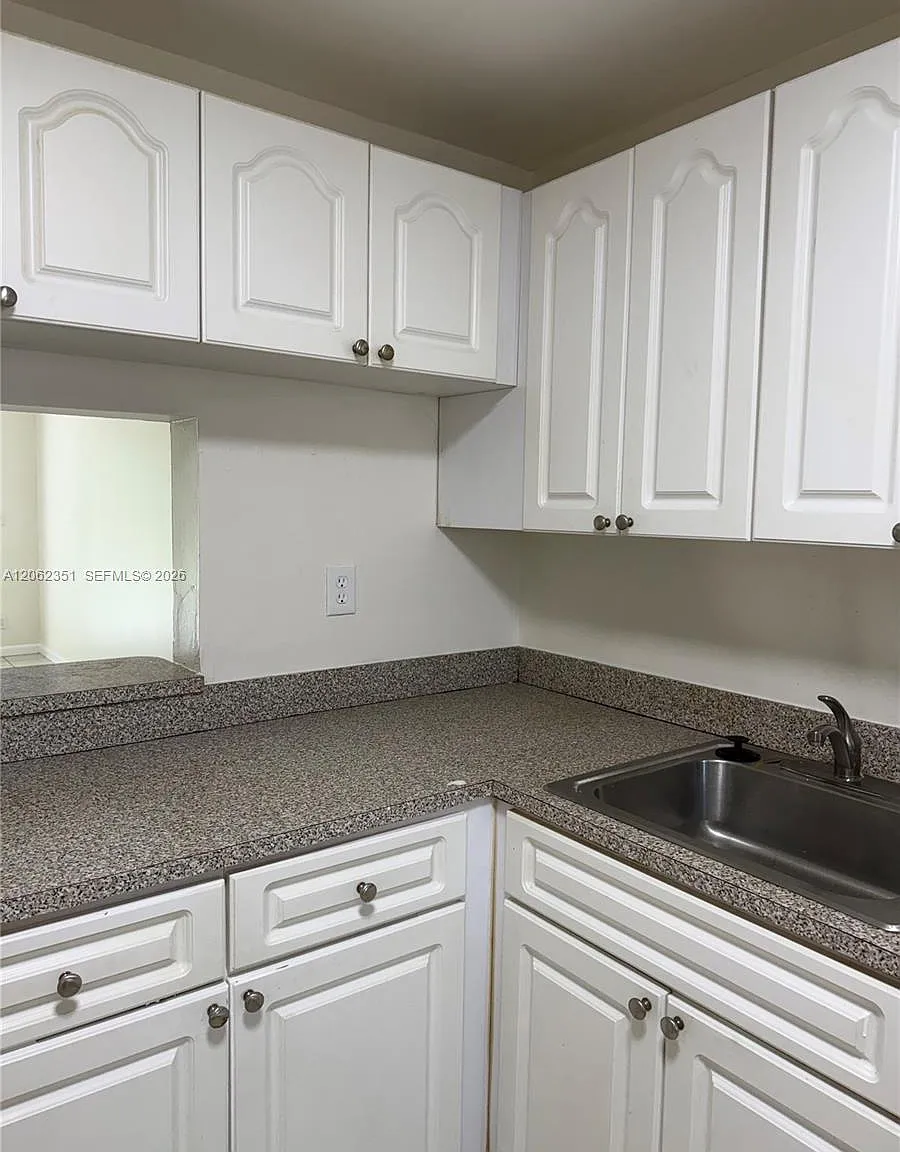 Versailles Gardens Condo — Photo 1