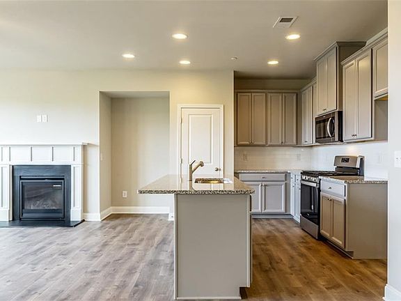 4th image of 305 Hayden Cir