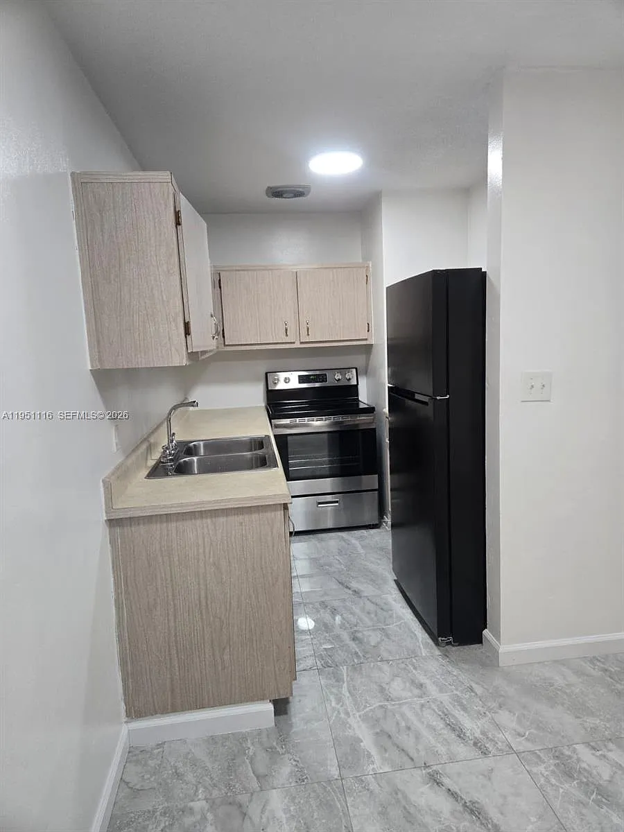 Building Photo - 5120 NE 18th Ave #2