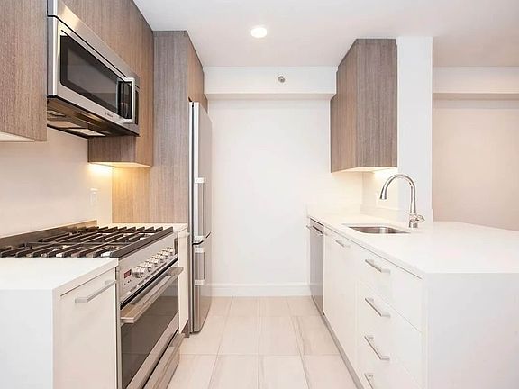 3rd image of 311 W 50th St #5I