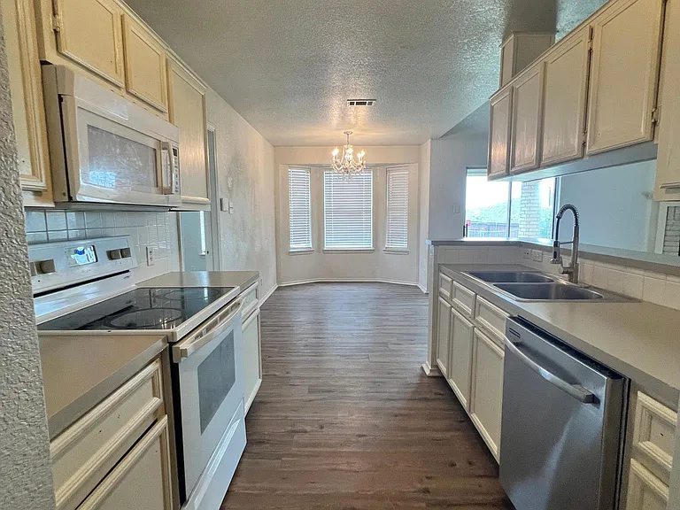 4307 Maggie Dr — Photo 6