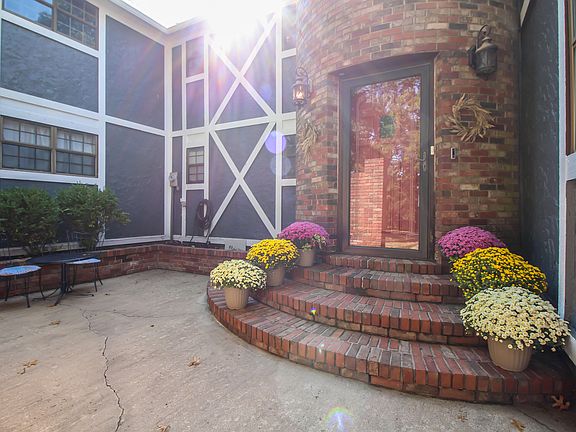 4th image of 3101 Honeysuckle Ln