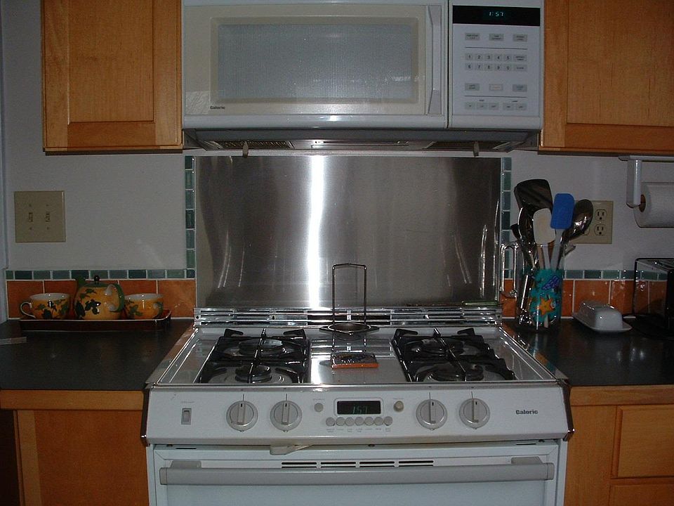 Gas range.