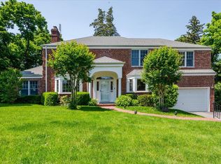 14 Pond Park Rd, Great Neck, NY 11023