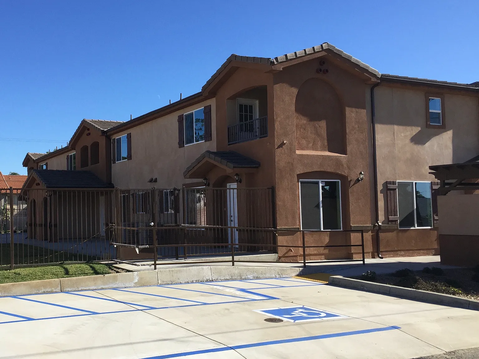 3 bed, 2.5 bath, 2008 sqft, $3,100 — Photo 2